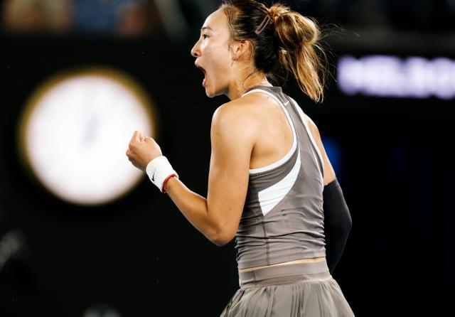 郑钦文澳网首轮小遇波折 关键时刻大心脏再显威